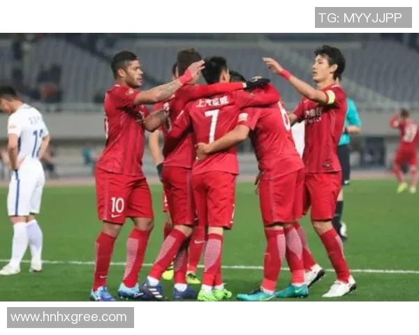 足球明星激烈对抗引发争议谁才是真正的球场王者